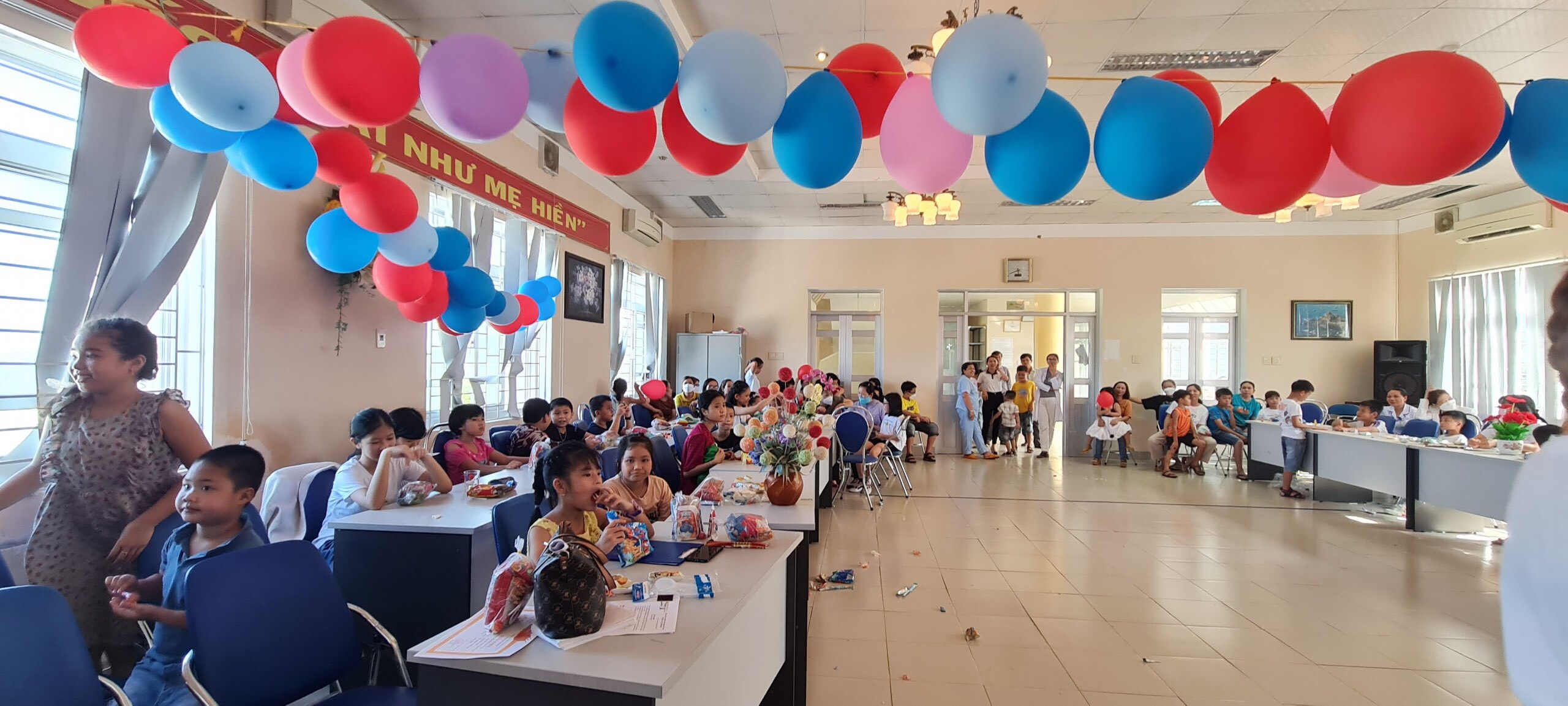 TTYT Tuy An tổ chức 1/6 cho con em cán bộ và phối hợp Phòng LĐTBXH Tuy An tặng quà cho bệnh nhân nhi