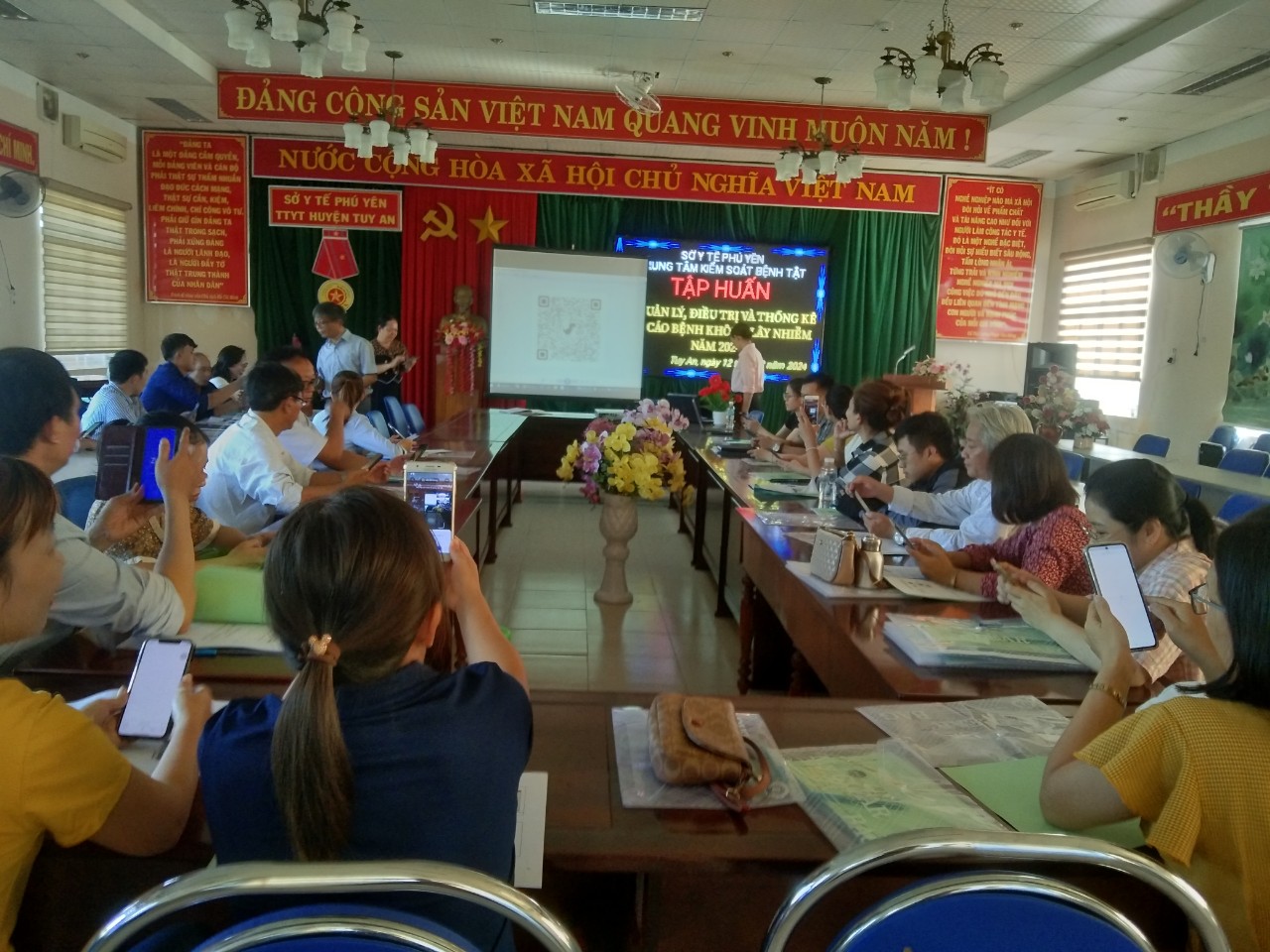Trung tâm Y tế huyện Tuy An phối hợp cùng Trung tâm Kiểm soát bệnh tật tập huấn bệnh không lây nhiễm