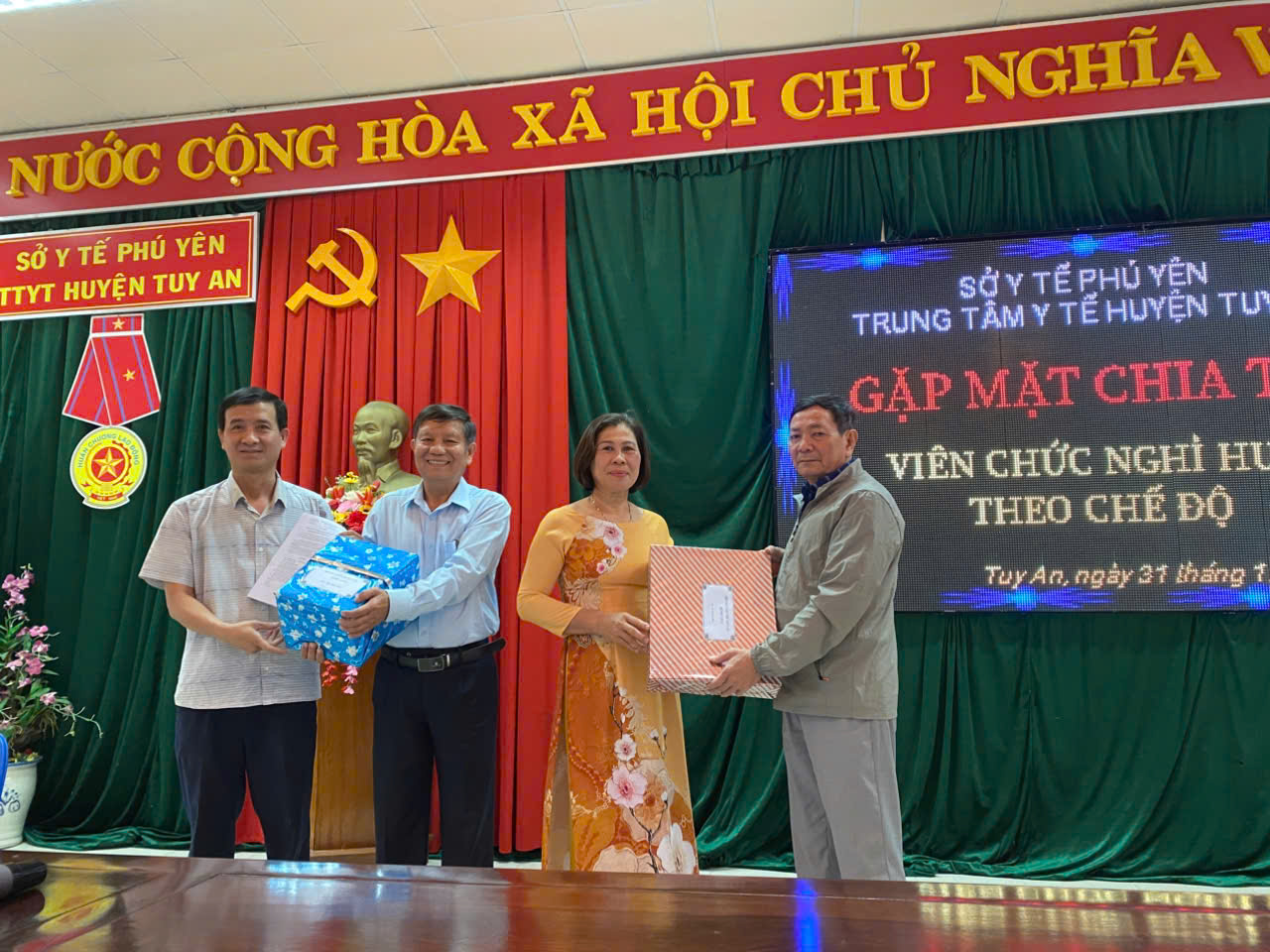  Gặp mặt chia tay các cán bộ nghỉ hưu theo chế độ đang công tác tại TTYT Tuy An