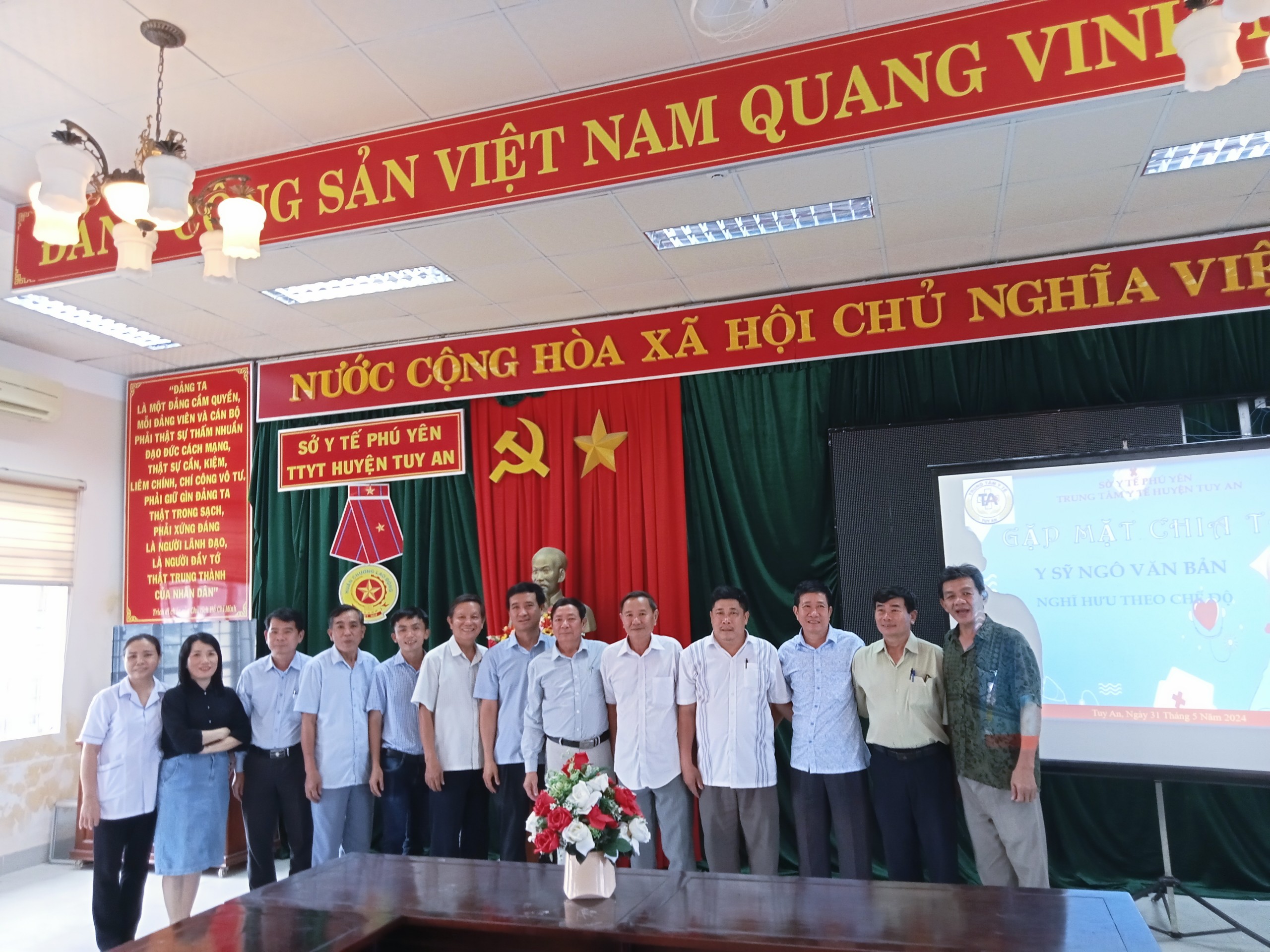 GẶP MẶT CHIA TAY CÁN BỘ VỀ NGHỈ HƯU THEO CHẾ ĐỘ