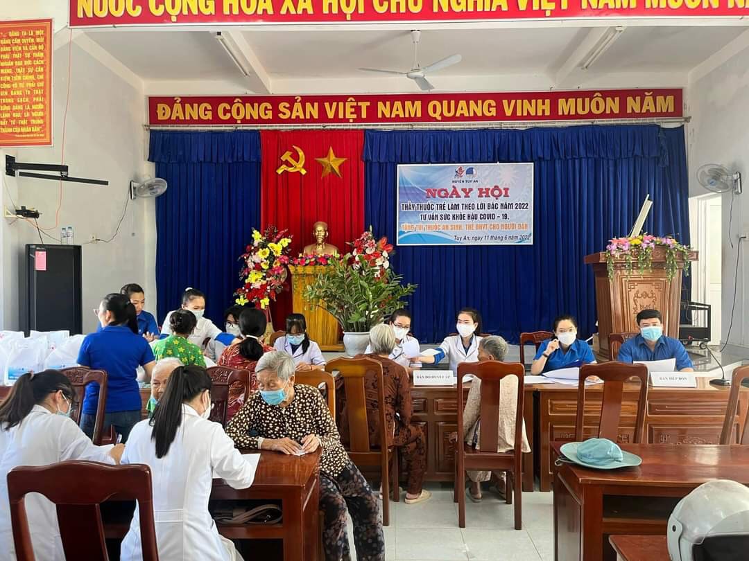 Thăm, khám chữa bệnh miễn phí và cấp phát thuốc cho các hộ nghèo năm 2022