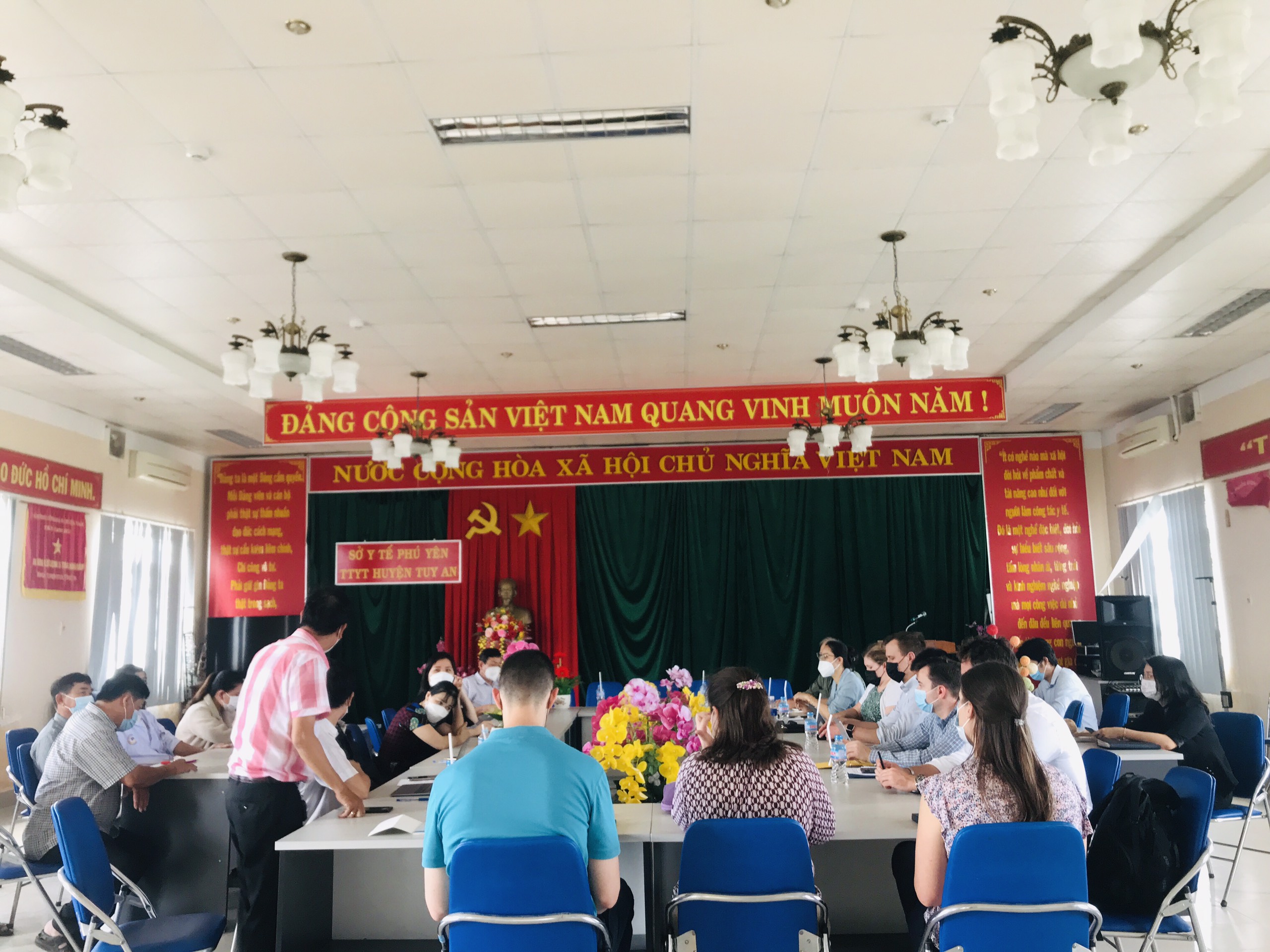  Trung tâm Y tế huyện Tuy An tiếp đón và tổ chức làm việc với đoàn khảo sát của ĐSQ Hoa Kỳ