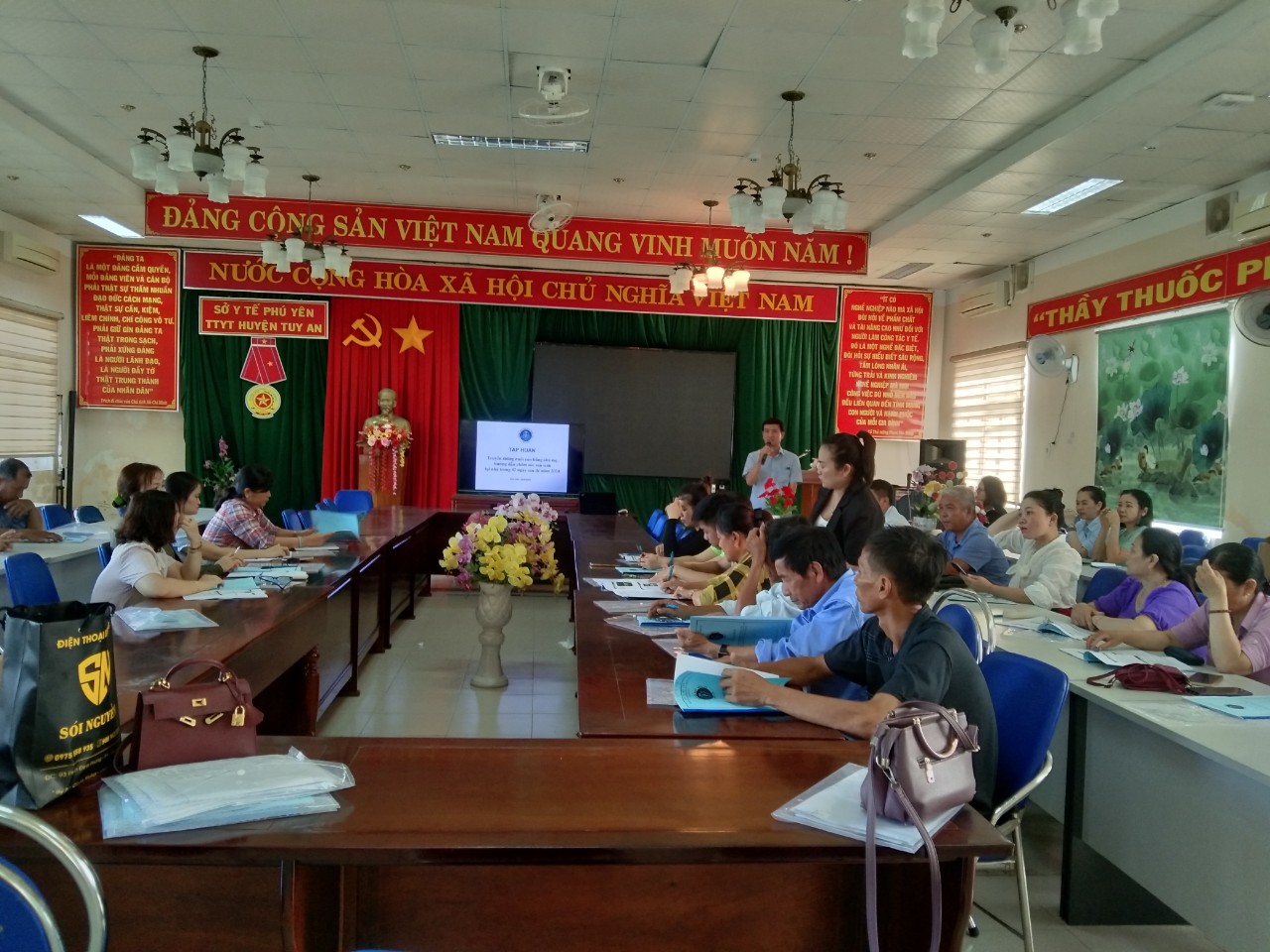 Trung tâm Y tế huyện Tuy An phối hợp với Trung tâm Kiểm soát bệnh tật Phú Yên triển khai tập huấn tr