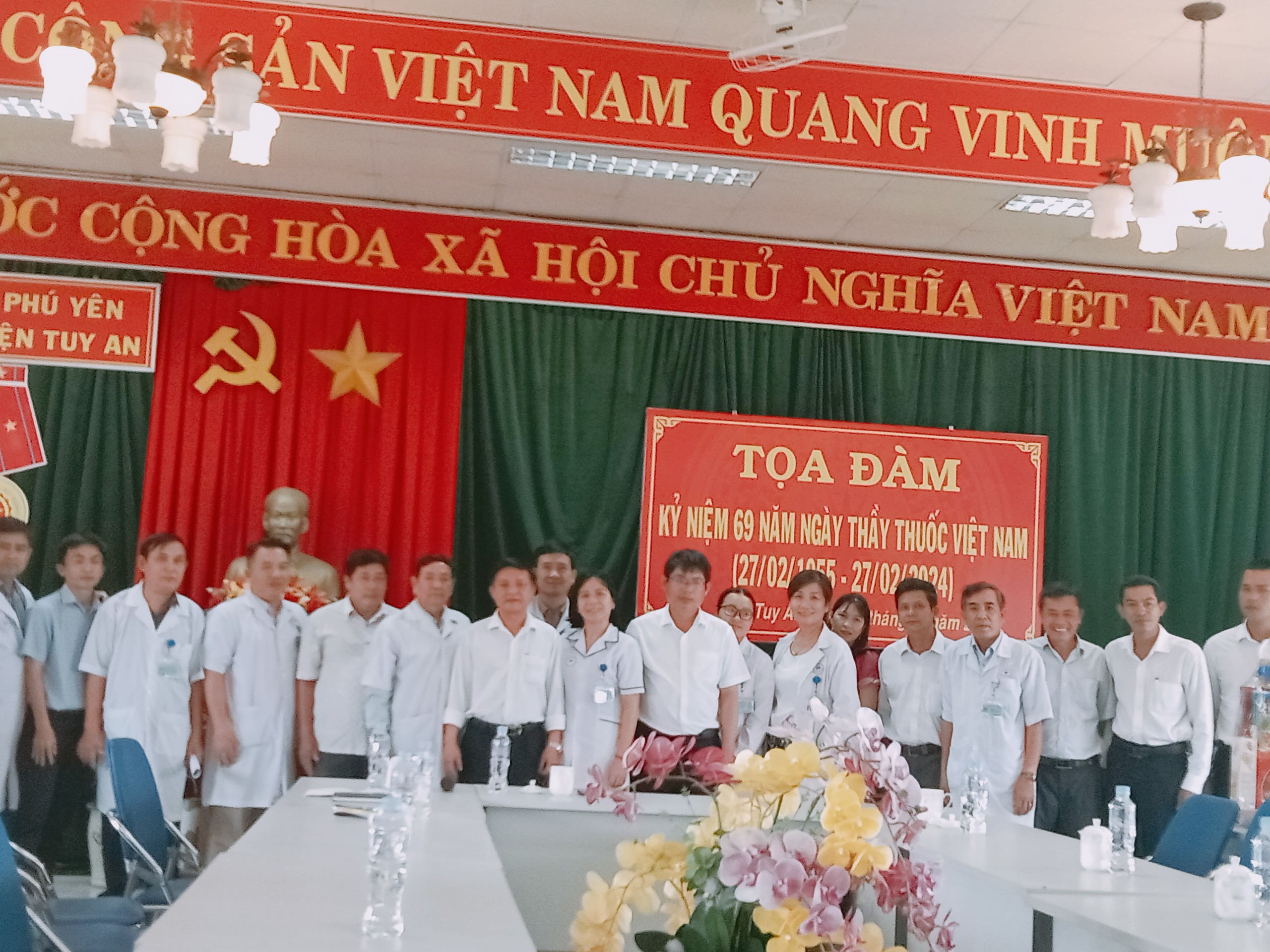UBND tỉnh, UBND huyện và các đơn vị trong huyện chúc mừng nhân Ngày Thầy thuốc Việt Nam 27/2