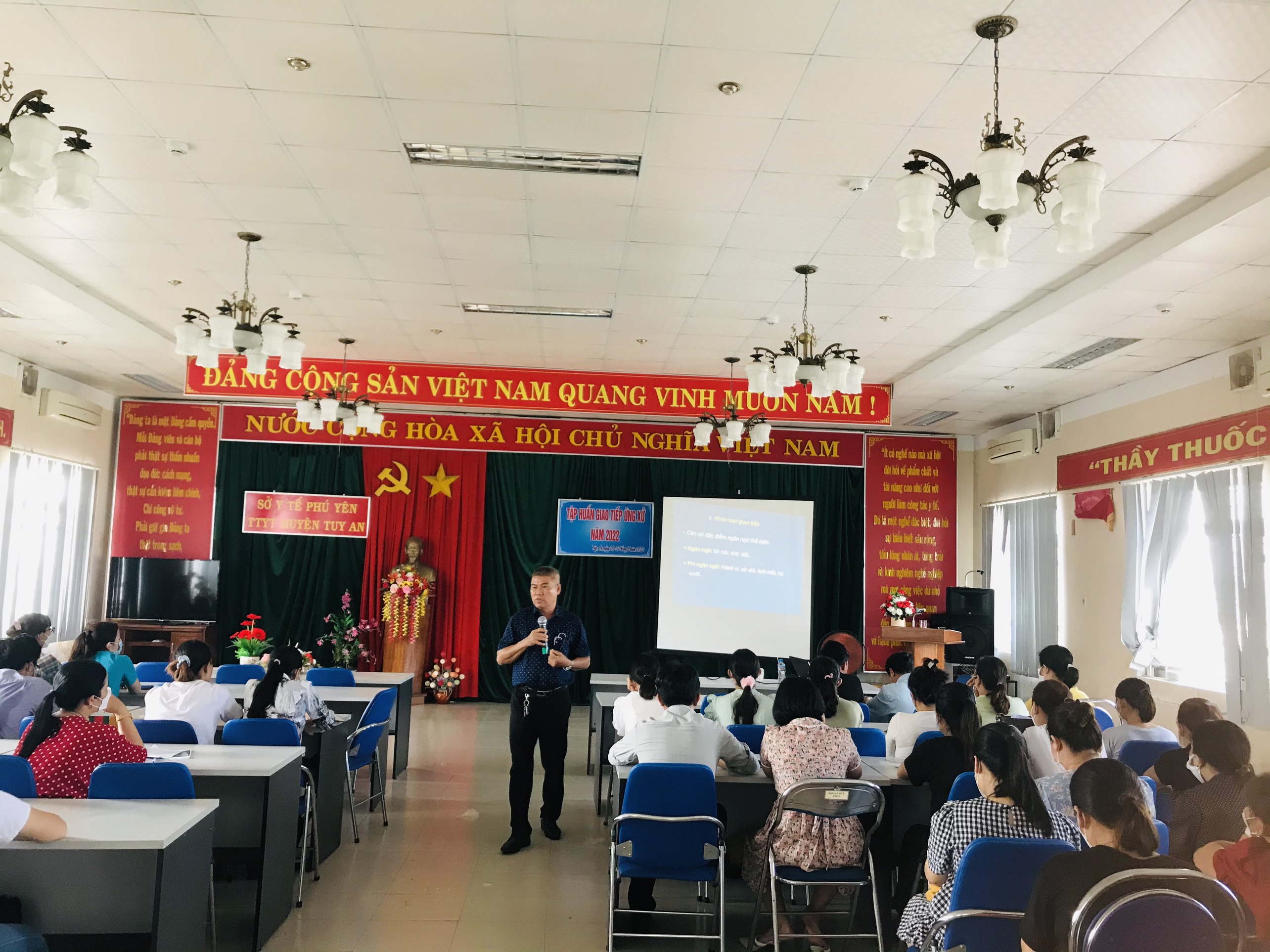 TTYT huyện Tuy An tập huấn quy tắc ứng xử, nâng cao kỹ năng giao tiếp cho cán bộ nhân viên y tế.