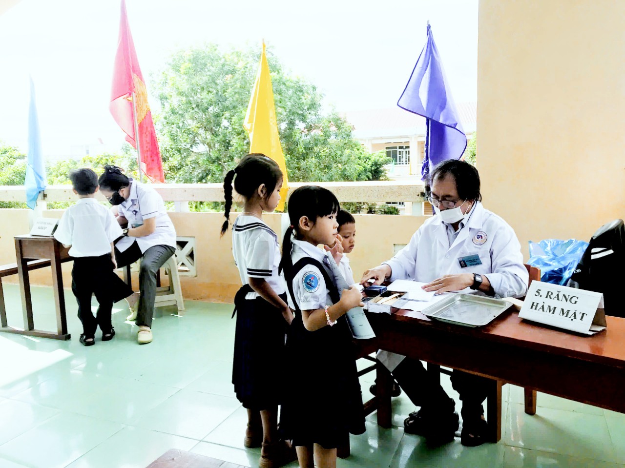 Trung tâm Y tế huyện Tuy An triển khai khám sức khoẻ cho học sinh lớp 1 và lớp 6 trên địa bàn toàn h