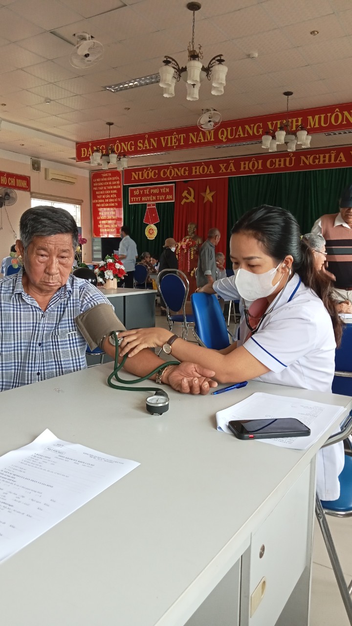 TTYT huyện Tuy An khám sức khỏe cho cán bộ 