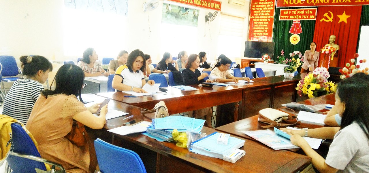  Trung tâm Y tế huyện Tuy An phối hợp cùng TTKSBT tỉnh tập huấn Chăm sóc trẻ toàn diện.