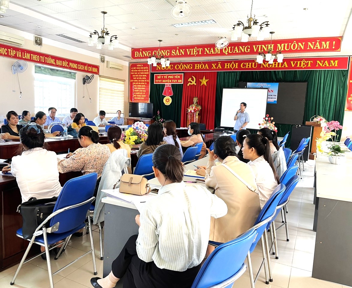Trung tâm Y tế huyện Tuy An tổ chức tập huấn triển khai Chiến dịch uống bổ sung Vitamin A và tẩy giu