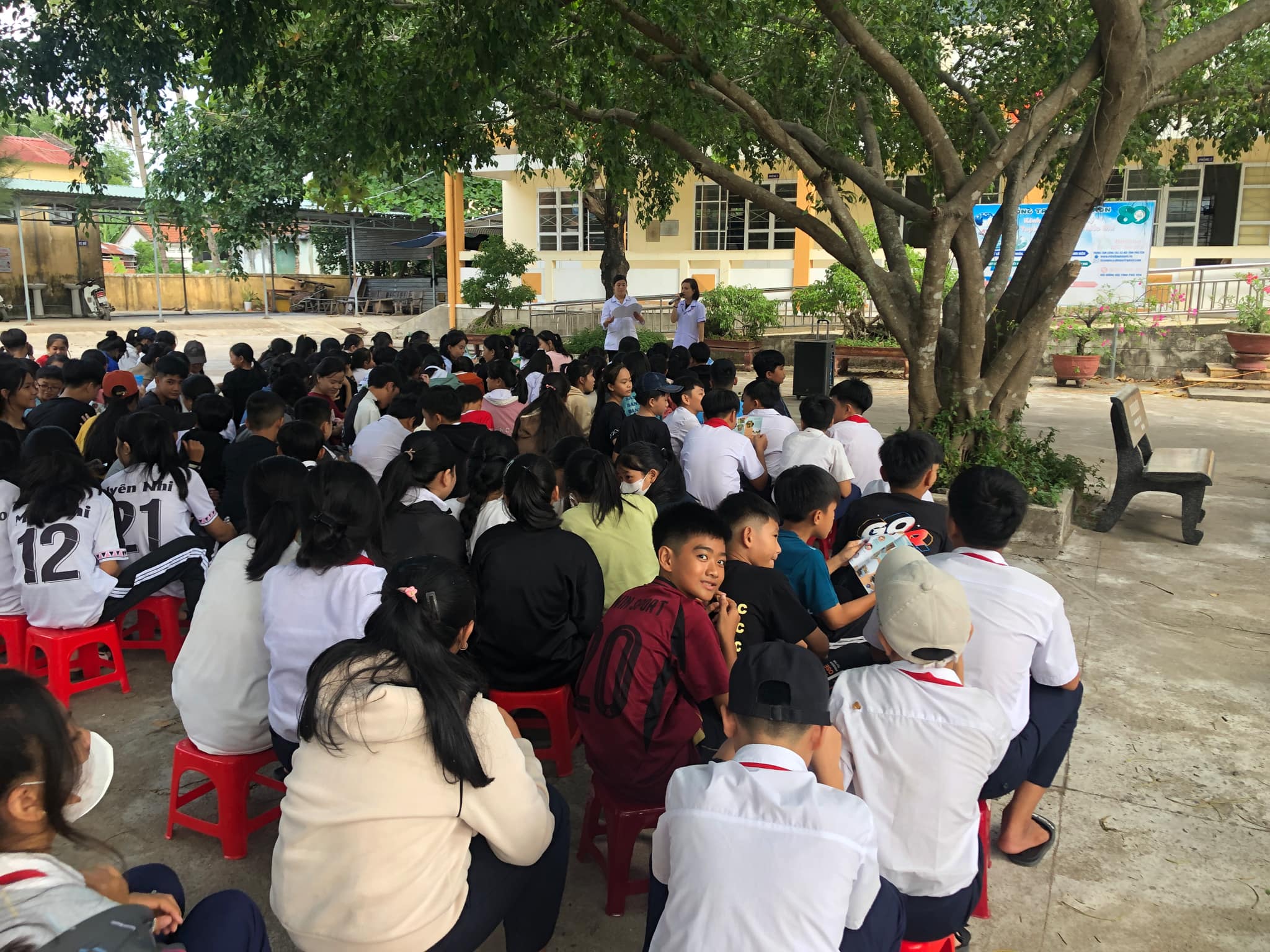 Trung tâm Y tế huyện Tuy An phối hợp tuyên truyền phòng chống một số dịch bệnh cho học sinh trong si