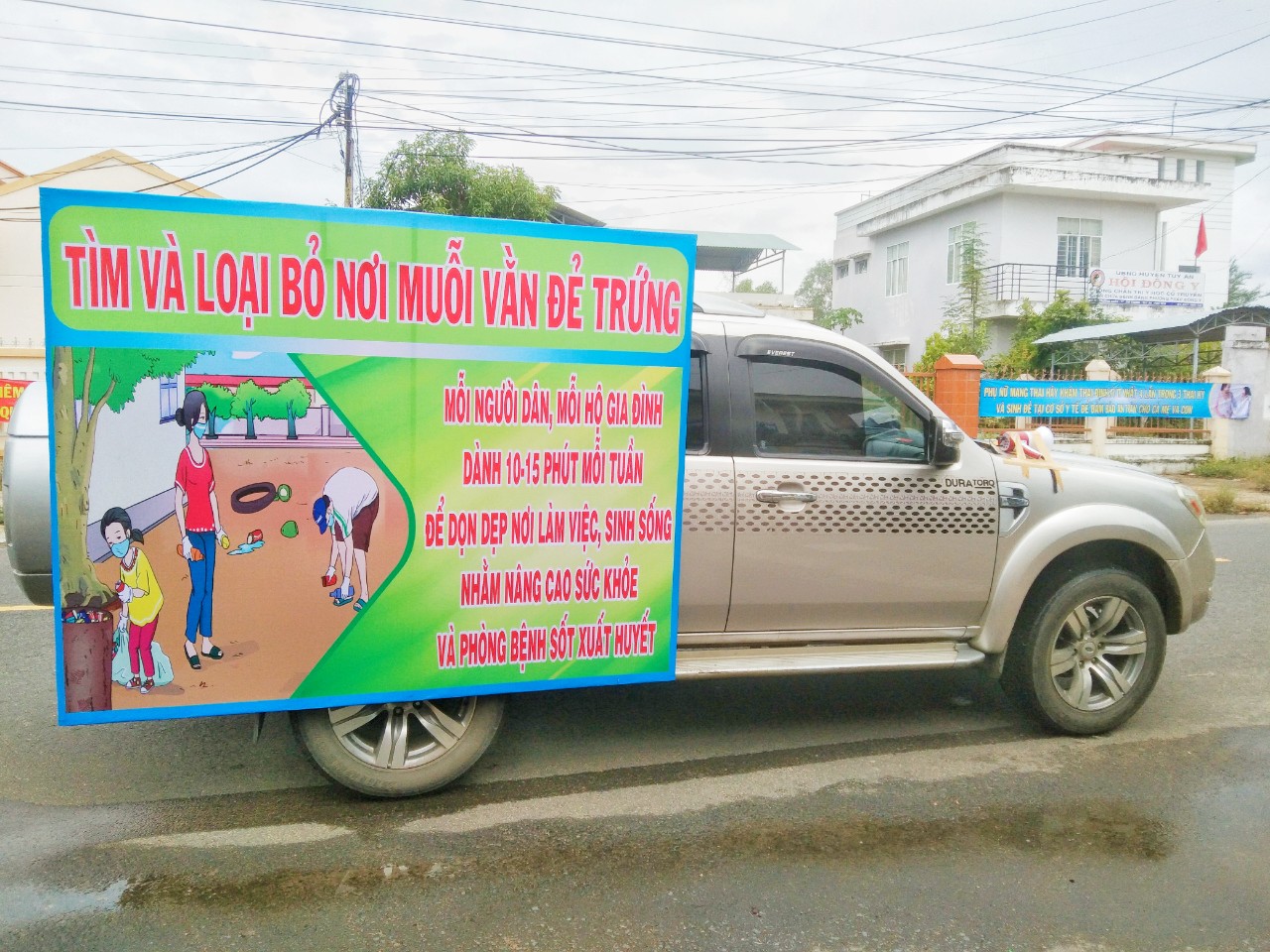 Trung tâm Y tế huyện Tuy An tuyên truyền lưu động phòng chống sốt xuất huyết trên địa bàn huyện.